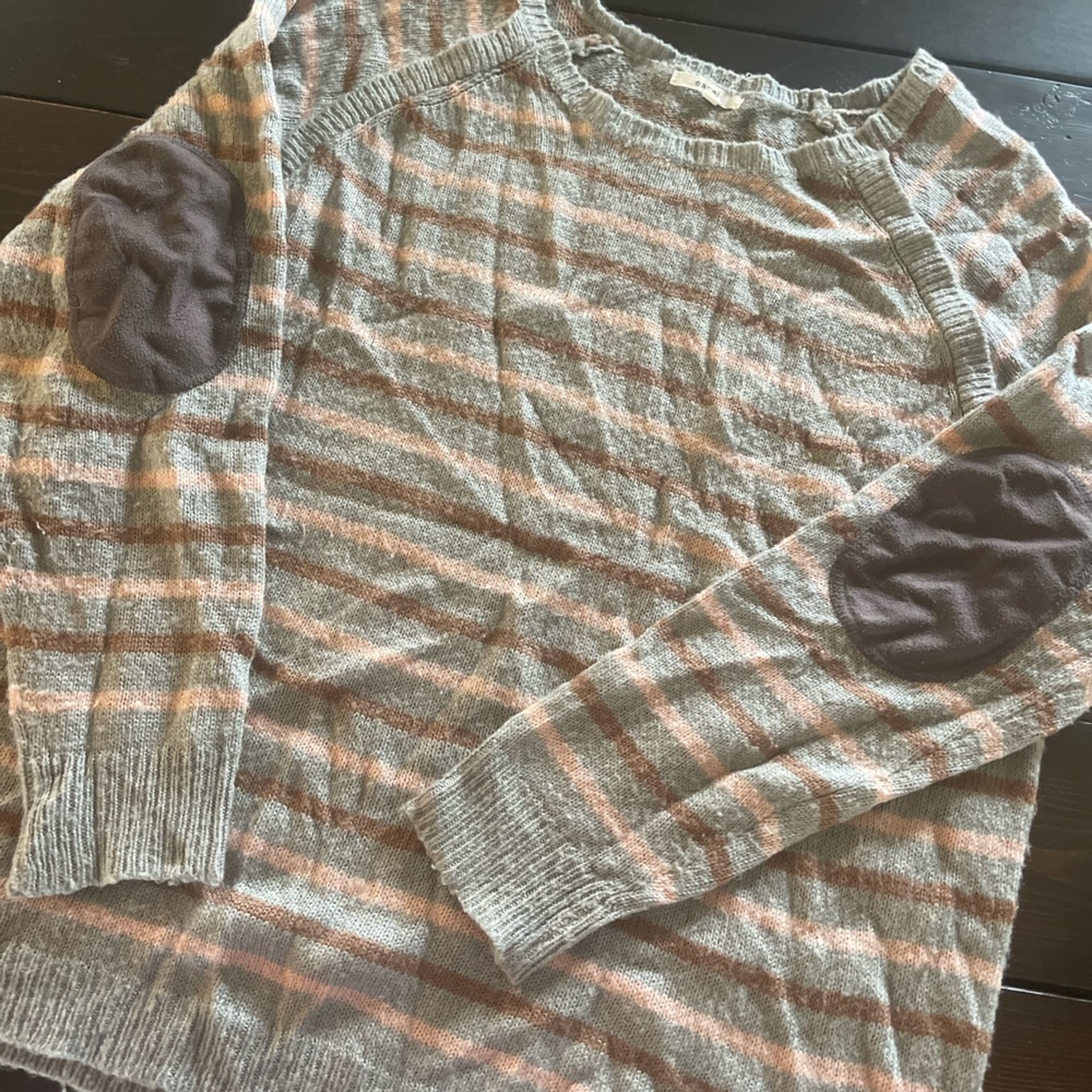 Super soft and oversized knit sweater with elbow patches